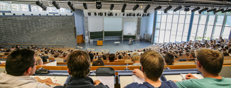 Audimax Studierende sitzen in einer Vorlesung im Audimax.