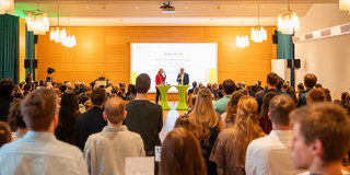 Rektor Prof. Bayer begrüßt die Teilnehmenden