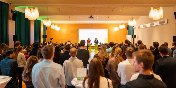 Rektor Prof. Bayer begrüßt die Teilnehmenden