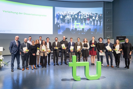 Dissertationspreisträger*innen aller Fakultäten Gruppenbild aller Dissertationspreisträger*innen aller Fakultäten