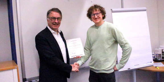 Das Foto zeigt die Urkundenüberreichung durch Prof. Schulze Darup (Dekan) an Prof. Clausen (Institutsleiter itl)