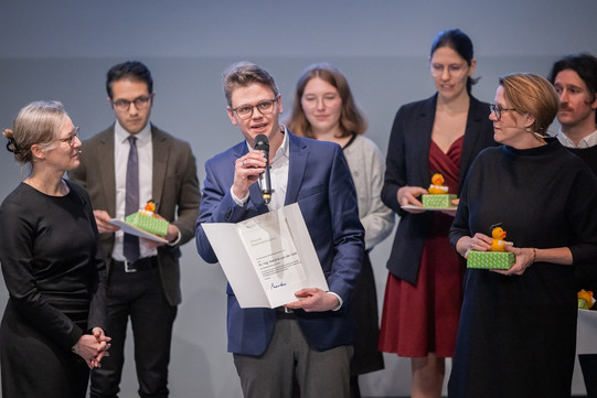 DrHendrikvanderValk_DissertationspreisFakultätMB Prof. Nele McElvany, Prorektorin Forschung, überreicht den Dissertationspreis an Dr.-Ing. Hendrik van der Valk.