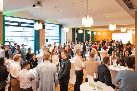 5.Bild_Stipendienfeier2026 Teilnehmende der Stipendienfeier im Austausch