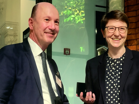 Verleihung der Otto-Kienzle-Gedenkmünze durch Prof. Michael Zäh, Präsident der WGP an Dr.-Ing. Monika Kipp, Mitarbeiterin am Institut für Spanende Fertigung der TU Dortmund