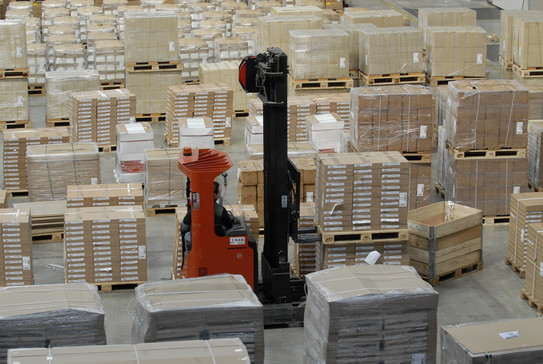 Stapler fährt in Lagerhalle