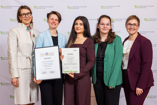 2.Bild_Stipendienfeier2026 Stipendiatinnen mit Vertreterinnen des SI Clubs Dortmund