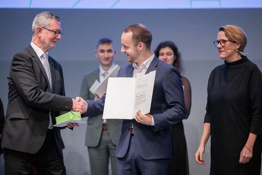 TobiasSchrageJahrgangsbestenpreisFakultätMB2025 Der Vorsitzende der Gesellschaft der Freunde der TU Dortmund Guido Baranowski und die Prorektorin Studium Prof. Wiebke Möhring überreichen den Jahrgangsbestenpreis an Tobias Schrage