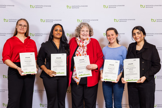 4.Bild_Stipendienfeier2026 Studentinnen mit Frau Polchau von der Polchau-Stiftung