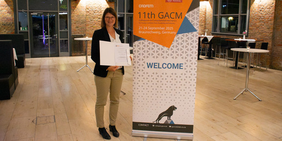 Das Bild zeigt Dr. Isabelle Noll bei der Preisverleiung der GACM für den Best PhD Award.