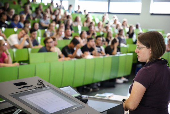 Studierende im Hörsaal Dozierende sitzt vor Studierenden im Hörsaal im Seminargebäude.