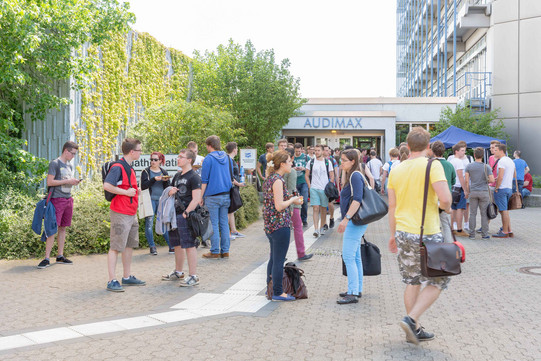 Audimax Studierende auf dem Vorplatz des Audimax.